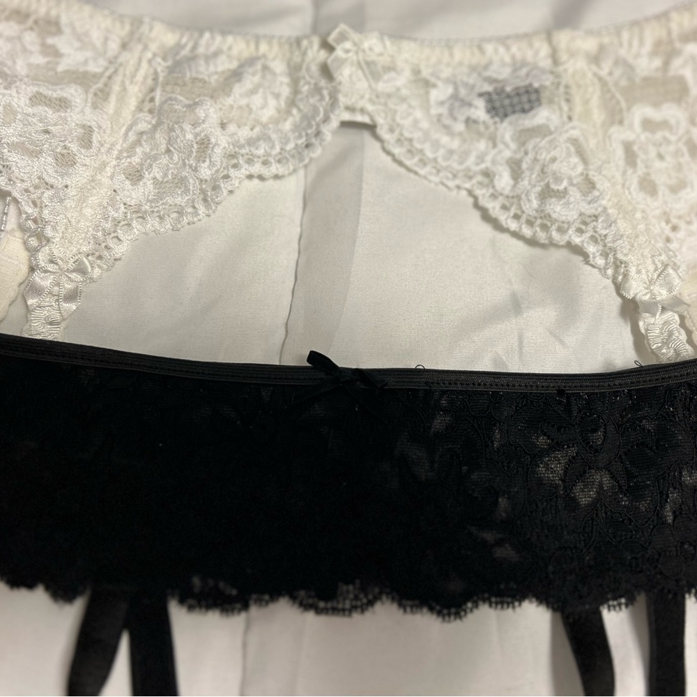Beautiful set of lace garter belts🤍🖤